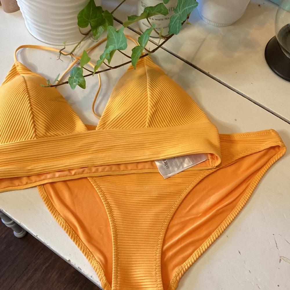 H&M Orange 🍊 Bikini 👙 Bottoms are Size 6.